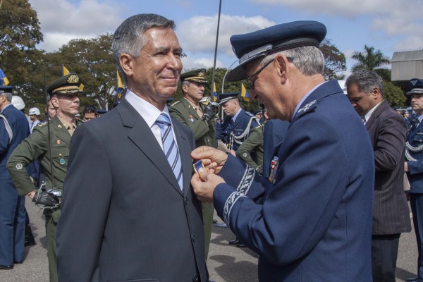 Solenidade realizada nesta segunda (20/07) na Base Aérea de Brasília condecorou 178 civis e militares