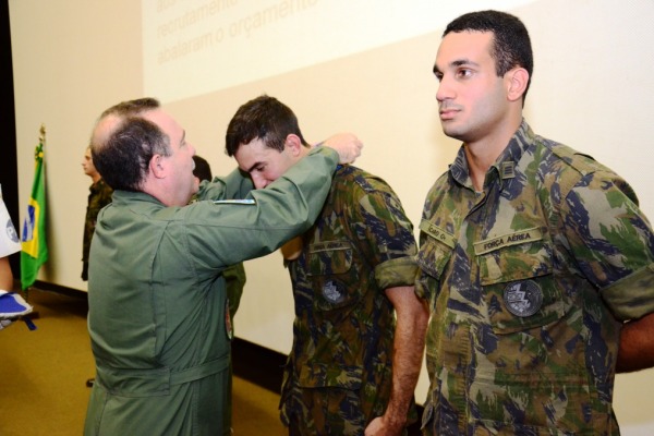 Brig Valadares entrega medalha  AFA