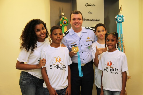 Coronel Júlio e crianças do programa Forças no Esporte  1S SDE Xavier