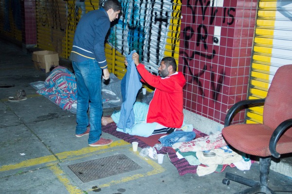 Entrega_aos_moradores_de_rua  Centro Social Carisma