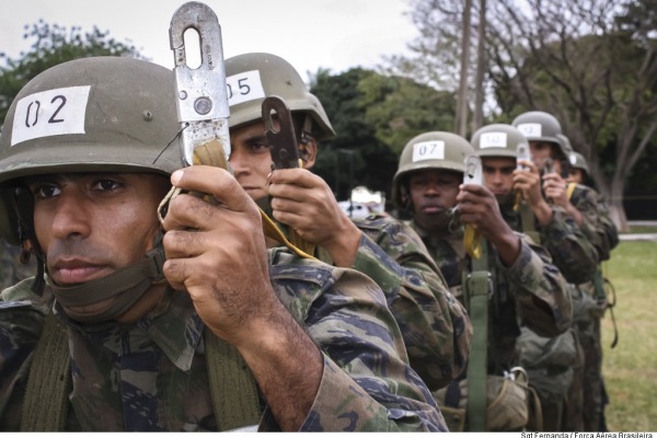 Antes de realizar o salto, militares repetem a sequência de procedimentos  PARA-SAR/Sargento Fernanda