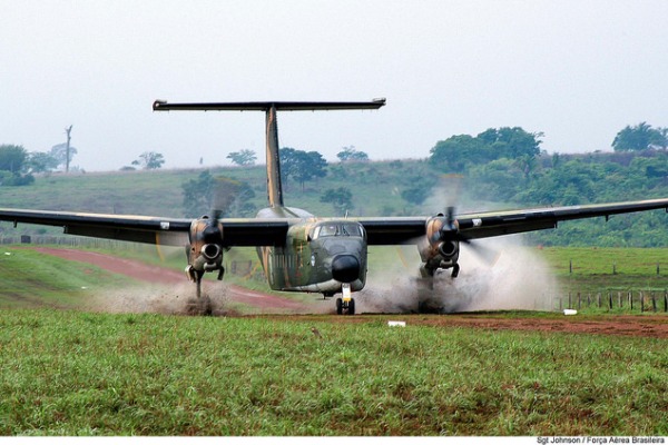 C-115 Búfalo pousa em pista não preparada  Acervo histórico do CECOMSAER