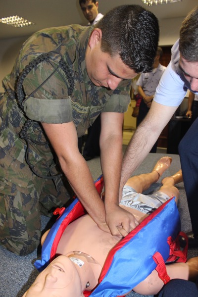 Treinamento de atendimento à parada cardiorrespiratória  Sgt Dércio - NuHFASP