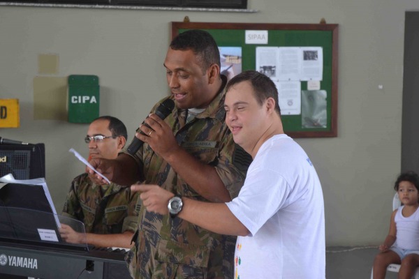 Marcelo, da APABB, canta com a Banda de Música  S2 Lopes