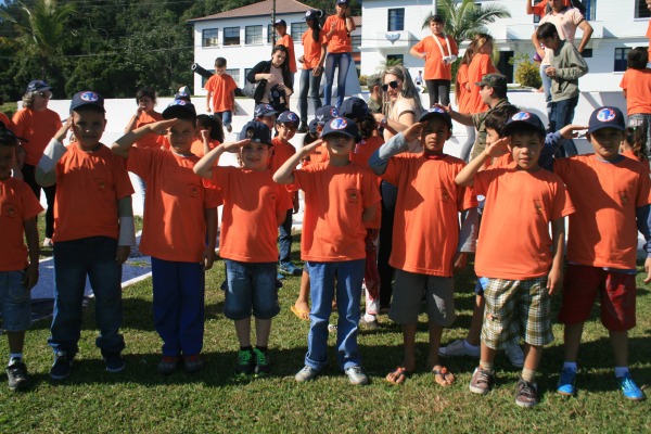 As crianças brincam prestando continência  S1 Filho