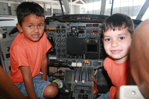 Crianças puderam entrar na cabine do P-95  S1 Filho