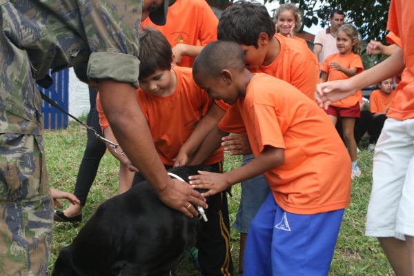 Crianças conhecem os cachorros do canil da Base  S1 Filho