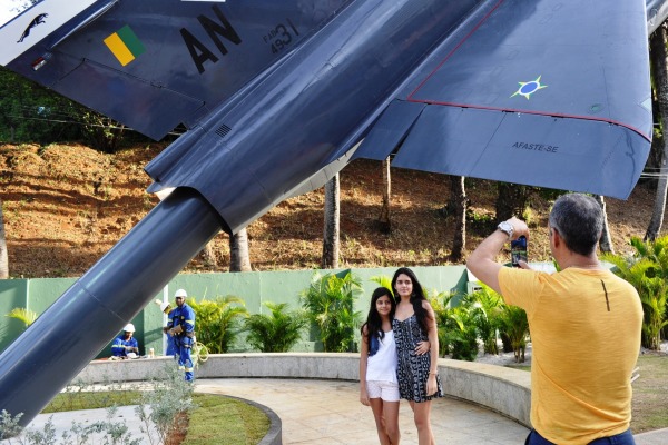 Sr. Mauro Souza, turista, e a família  3º Sgt Mateus Alves