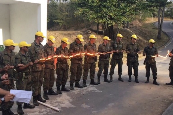 Militares seguram um tubo não elétrico.  PAMB-RJ