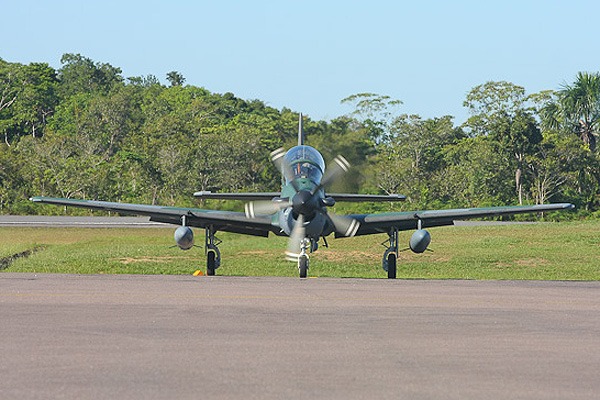 Caca A-29 se prepara para decolar de Cruzeiro do Sul  Cb. Junior/Agência Força Aérea