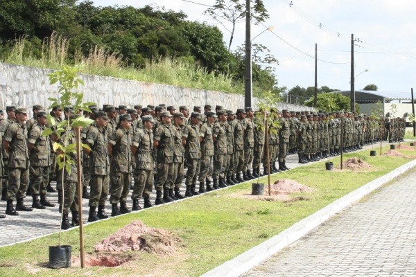 TODO O BATALHÃO ASSISTINDO O PLANTIO DAS MUDAS  S2 VINÍCIUS