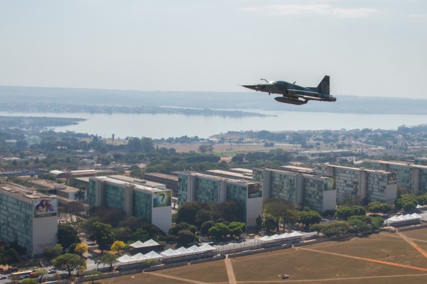 Caças F-5 e A-1, o reabastecedor KC-130 e a Esquadrilha da Fumaça participam da cerimônia