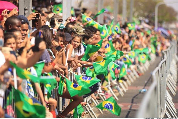 Esquadrilha da Fumaça encerrou o evento que levou mais de 25 mil pessoas à Esplanada