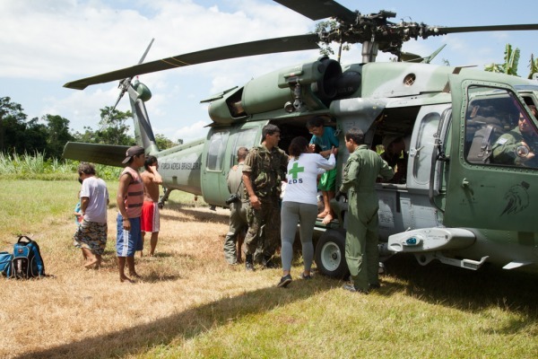 Aeronaves realizaram uma ponte área para levar os índios até o hospital instalado em meio a floresta