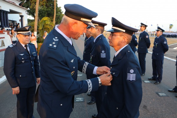 Maj-Brig Volkmer postando a medalha de tempode SV  S1 Hélio