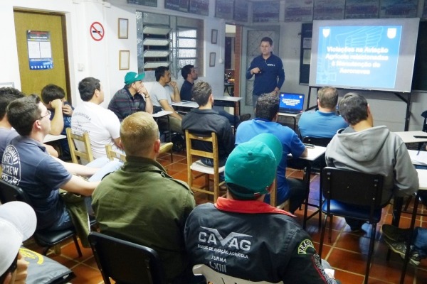 Escolas de aviação visitadas pelo V SERIPA formam cerca de cem profissionais por ano Escolas de aviação visitadas pelo V SERIPA formam cerca de cem profissionais por ano