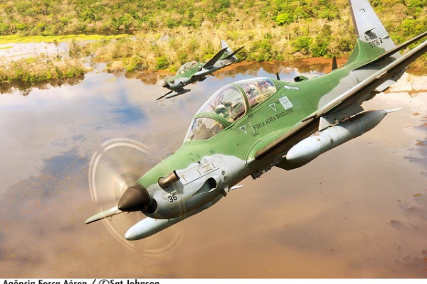 Esquadrões Grifo e Escorpião operam aeronave A-29 Super Tucano