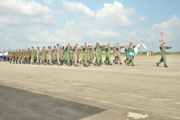 Desfile do esquadrão na cerimônia militar  Esquadrão Netuno