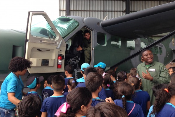 Crianças assistiram à palestra, visitaram os aviões e conheceram o trabalho dos militares