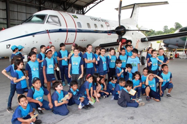 Alunos conhecem a aeronave C 97 Brasilia  