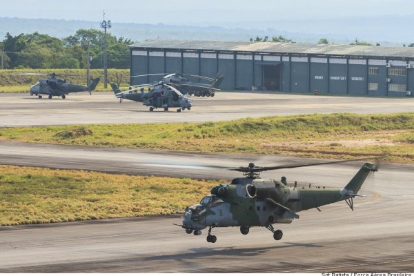 Seis AH-2 Sabre participam do exercício  Sargento Batista/Cecomsaer