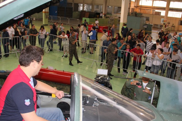 Visitantes conhecem aeronave F-5  IV COMAR