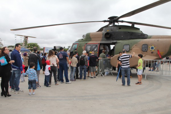 Visitantes aguardam para conhecer Super Puma  IV COMAR