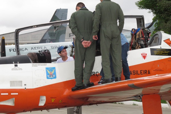 Carlos Eduardo a bordo do T-27 da FAB  IV COMAR