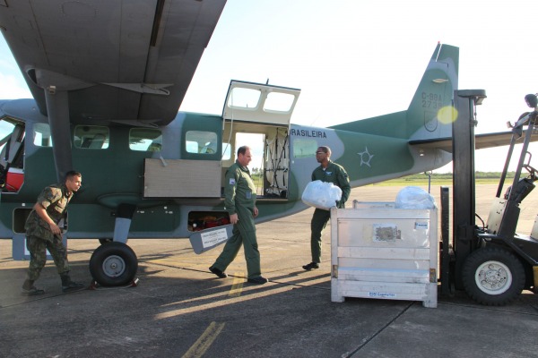 Uma aeronave do Esquadrão Pégaso ajudou no transporte de roupas doadas por uma empresa