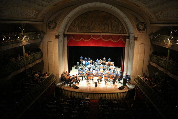 Entre os convidados estavam 17 crianças que visitaram um teatro e assistiram a uma orquestra pela 1ª vez