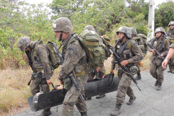 Ao final do exercício, os militares receberam as insígnias do uniforme operacional