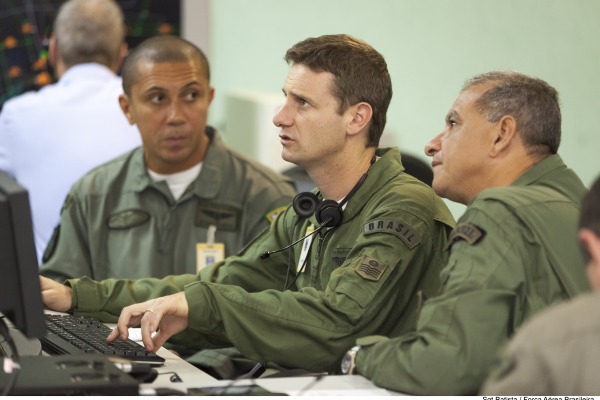 Controladores do Centro de Opera��es Militares