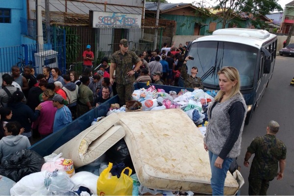 Foram doadas lonas para cobrir as residências, roupa de cama, colchões, alimentos, calçados e materiais de higiene e limpeza