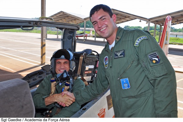 Visitantes realizaram voos nas aeronaves T25 e T27  