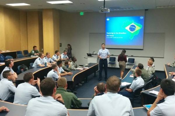 Tenente-Coronel Saint-Clair trabalha em dois departamentos na Academia da Força Aérea Americana