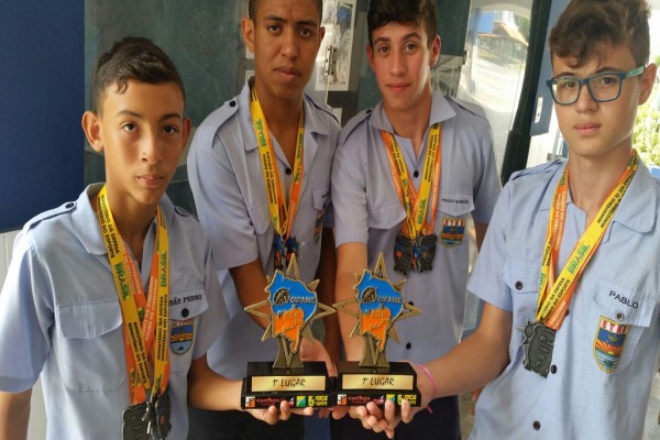 Os rapazes exibem, orgulhosos, medalhas e trof�us