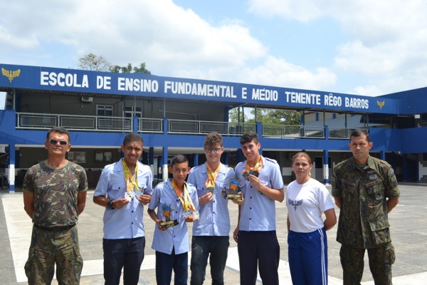 Equipe de alunos foi recebida com festa na escola