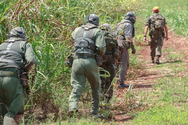 Durante o exerc�cio os cadetes sempre acompanhados pelo instrutor.