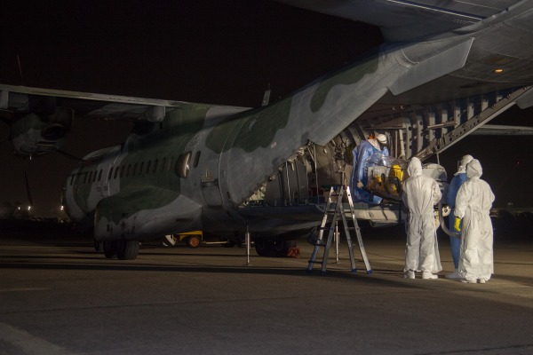 Brasileiro desembarcou na Base Aérea do Galeão e será transportado para a Fiocruz