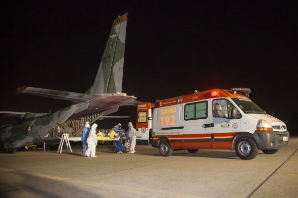 O paciente foi transportado pelo Corpo de Bombeiros para a Fiocruz  Cabo V Santos/ Agência Força Aérea