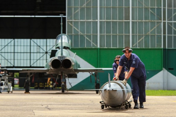 Mecânicos preparam F-5 para voo  Cb André Feitosa / Agência Força Aérea