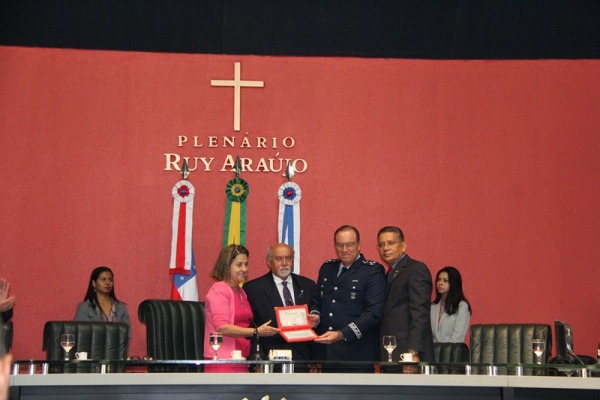 FAB recebeu placa para simbolizar a homenagem   Soldado F. Silva