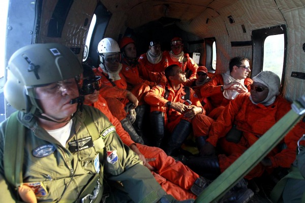 Militares na aeronave a caminho da Chapada  Mateus Pereira/GOVBA