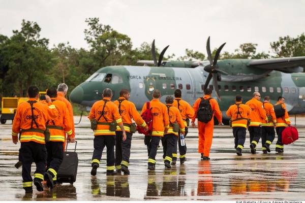 Profissionais vão reforçar equipes terrestres de combate ao incêndio