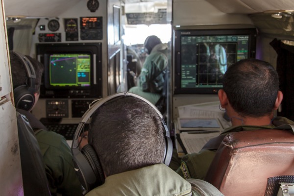 Interior do P-95 Bandeirante Patrulha  Ten Humberto Leite / Agência Força Aérea