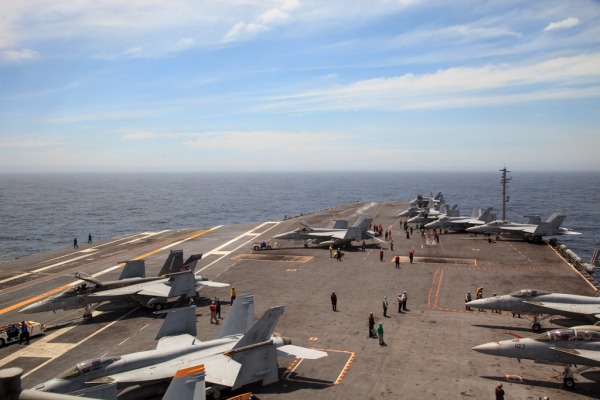 Comitiva realizou um pouso enganchado a bordo do porta-aviões norte-americano USS George Washington