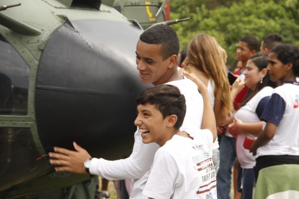 Aeronaves H-34 e C-95 quebraram a rotina de escolas no litoral fluminense