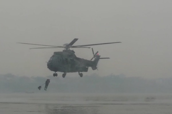 Militares do EB saltando de helicóptero da FAB  EB