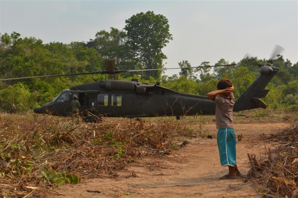 Helicóptero Black Hawk na comunidade  Alexandre Villas Boas (PAADS)