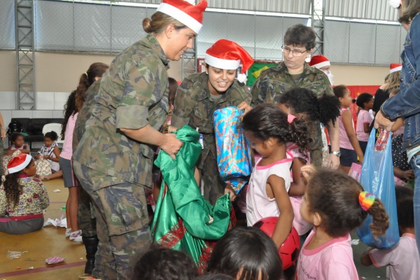 Além das doações, os militares levaram alegria em uma tarde de brincadeiras na instituição assistencial 